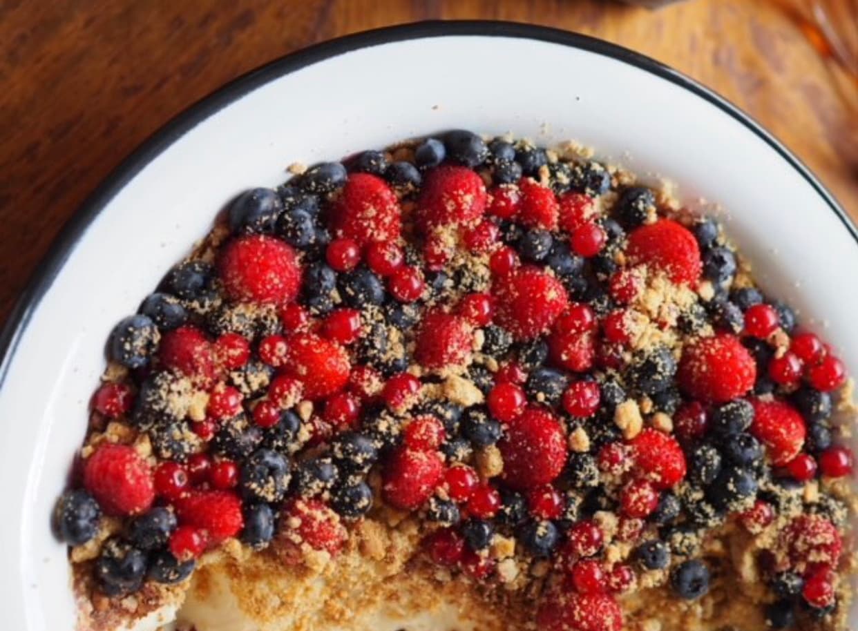 Coco Anjela crumble with berries